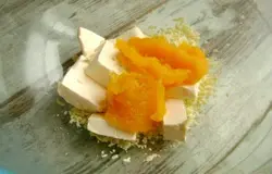 Добавьте заранее подготовленное тыквенное пюре.