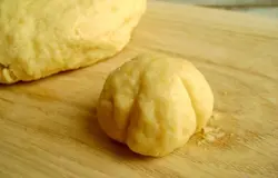 Ножом сделайте полосы по бокам шарика.