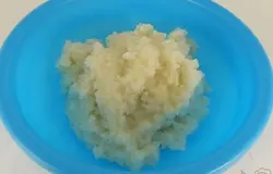 Из риса, сахара и молока сварить густую рисовую кашу и дать ей полностью остыть.