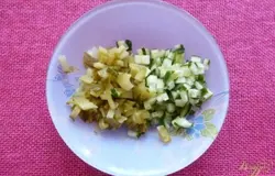 Кубиком нарежем соленые и свежие огурцы.