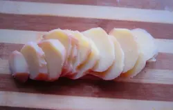 Картофель отварить и нарезать кружочком.