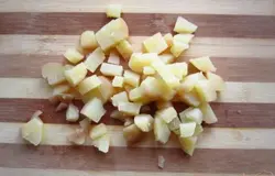 Картофель отварить в мундирах и нарезать на кусочки.