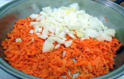 Морковь и лук отправляем на сковороду с растительным маслом пассероваться.