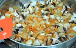 Нарезанные шампиньоны добавляем к луку и моркови.