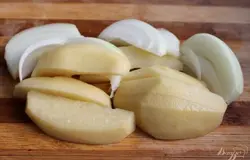 Картофель и репчатый лук чистим и режем крупно.