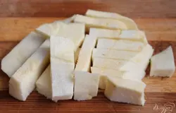Далее, нарезаем на куски пастернак.