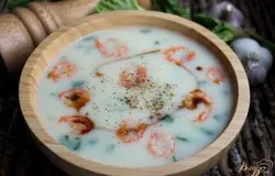 Готово! Сырный суп с креветками готов, остается добавить немного соевого соуса и посыпать черным молотым перцем. Приятного аппетита.