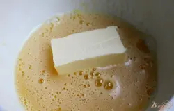 Добавляем мягкое сливочное масло и все перемешиваем.