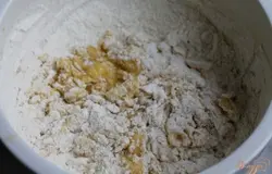 Далее насыпаем стакан муки и разрыхлитель для теста. Перемешиваем и делим тесто на 2 части.