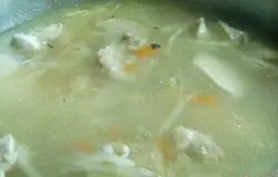 Залейте блюдо кипяченой водой, жидкость должна полностью покрывать крупу и другие ингредиенты.Тушите под крышкой не менее 45-60 минут. За это время мульгикапсид нужно помешивать и следить, чтобы жидкость полностью не испарилась. Если надо, подливайте воду.
