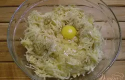 Добавить яйца, соль, перец черный молотый. Перемешать тщательно.