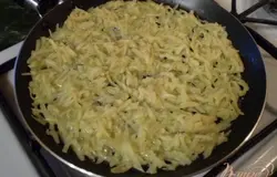 На сковороду наливаем масло, распределяем картофель тонко. Жарим на среднем огне.