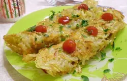 Готово! Сворачиваем в трубочки. Внутрь можно положить кусочек мяска или помидорчик. Сверху капаем кетчупом, посыпаем зеленью и к столу в горячем виде.