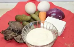 Для начала приготовления отварить куриную печень в под соленой воде. Подготовить ингредиенты согласно рецептуре.