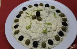 Готово! Украшаем салат оливками с маслинами и посыпаем зеленым луком. Приятного аппетита.
