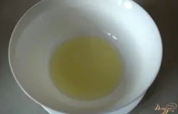 Аккуратно отделяем белки от желтков в чистую сухую посуду.
