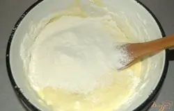 Добавляем остальную муку и снова перемешиваем.