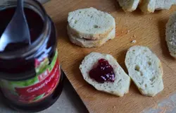 Между двумя ломтиками хлеба уложить немного конфитюра.