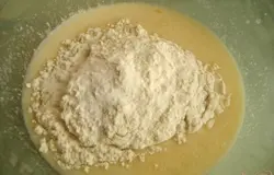 Пшеничную муку смешайте с содой и сахаром. Добавляйте ее в тесто, постоянно помешивая.