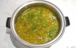Пшено моем и кладем в суп. Солим и перчим по вкусу, кладем лавровый лист. Варим суп до готовности овощей и пшена.
