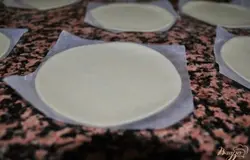 Приготовить из теста заготовки 10 см диаметром