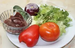 Подготавливаем ингредиенты согласно рецептуре. Печень куриную зачищаем, овощи моем и очищаем.