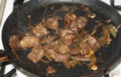 Далее на растительном масле обжариваем печень нарезанную кубиком с добавлением лука репчатого, чеснока, соевого соуса и специй.
