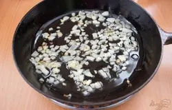 Репчатый лук нарезаем мелким кубиком и обжариваем на растительном масле до едва заметной румяности.
