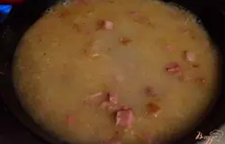 Снова вливаем бульон, накрываем крышкой и тушим. Рис приблизительно дойдет за 15 минут до готовности.