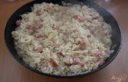 Готовое ризотто подать к столу горячим.