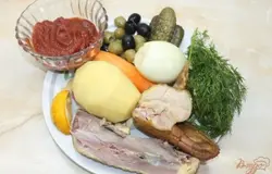 Для начала приготовления солянки нам нужно очистить овощи это картофель, лук, чеснок. Далее готовимся к приготовлению блюда.
