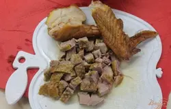Утку копченую нарезать средним кубиком, куриное крыло разрезать на пополам.