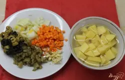 Нам надо сделать нарезку для солянки. И так картофель нарезаем средним кубиком, лук, чеснок, морковь и огурец маринованный нарезаем мелким кубиком, оливки и маслины нарезаем кольцами.