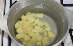 Кидаем в кастрюлю картофель, и варим.