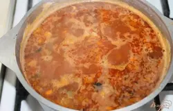 Когда вода закипела кидаем тушение овощи с мясом и варим до полной готовности. В конце добавляем специи по вкусу и зелень мелко рубленную.