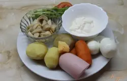 Для начала приготовления нам понадобиться отварить овощи и куриные яйца. Я это уже сделала и очистила. Подготавливаем согласно рецепту остальные продукты.