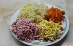 Картофель, морковь, колбасу и яйца натираем на крупную терку.