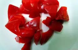 Перец нарезаем на кусочки.