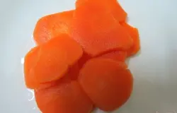 Морковь нарезаем на кружочки.