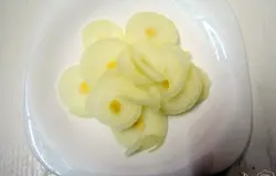 Лук нарезаем кружочками.