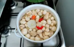Следом в кастрюлю отправляем грибы.