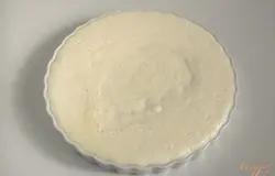 Смажьте форму для выпечки сливочным маслом. Выложите рисовую массу.