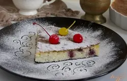 Готово! Посыпьте готовый пирог сахарной пудрой, украсьте коктейльными вишнями.