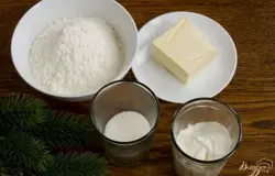 Подготовьте основные продукты для приготовления печенья.