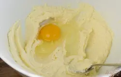 Добавьте по одному яйца.