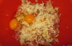 Туда же разбиваем пару куриных яиц.