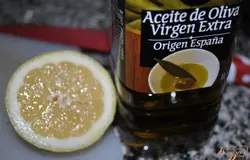 Заправить салат оливковым маслом и лимонным соком.