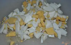 Яйца отварить, очистить и нарезать