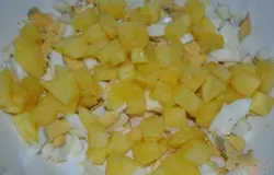 Ананас очистить(или можно взять консервированный) и нарезать