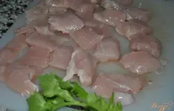 Нарезать квадратными кусочками грудку